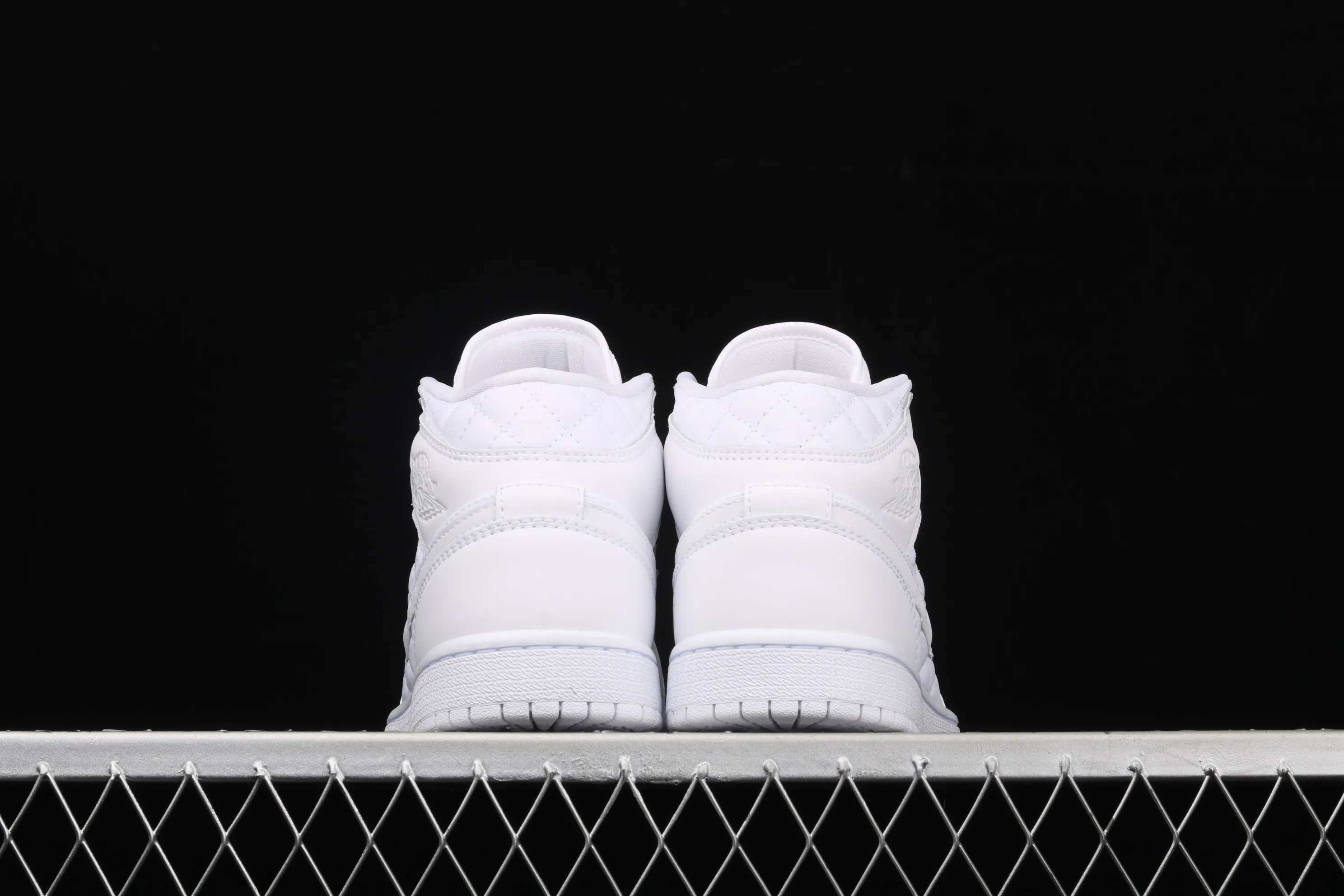 All Categories Air Jordan Jordan Series Basketball Shoes Air Jordan 1 Mid Air Jordan 1 Mid "Quilted White" AJ1 Joe 1 White Diamond "Little Chanel" Mid-top Versatile Casual Sports Shoes DB6078-100